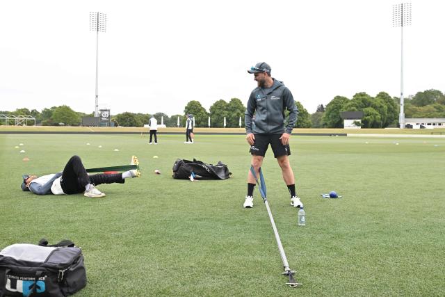 New Zealand's Kane Williamson (R) and Rachin Ravindra warm up during a training session two days before the first Test cricket match between England and New Zealand at Hagley Oval in Christchurch on November 26, 2024. (Photo by Sanka Vidanagama / AFP)