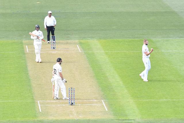 England's Gus Atkinson (R) celebrates the wicket of New Zealand's Kane Williamson (C) during the first day of the first Test cricket match between New Zealand and England at Hagley Oval in Christchurch on November 28, 2024. (Photo by Sanka Vidanagama / AFP)