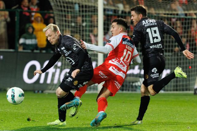 Mechelen's German forward #20 Lion Lauberbach (L) and Mechelen's Swedish forward #19 Kerim Mrabti (R) fight for the ball with Kortrijk's Algerian midfielder #10 Abdelkahar Kadri during the Belgian Pro League football match between KV Kortrijk and KV Mechelen, at the Guldensporen Stadion in Kortrijk on November 29, 2024. (Photo by KURT DESPLENTER / Belga / AFP) / Belgium OUT