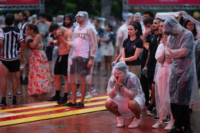 Fans of Atletico Mineiro react during the Copa Libertadores final match between Atletico Mineiro and Botafogo held in Buenos Aires, in Belo Horizonte, Brazil on November 30, 2024. (Photo by Douglas MAGNO / AFP)