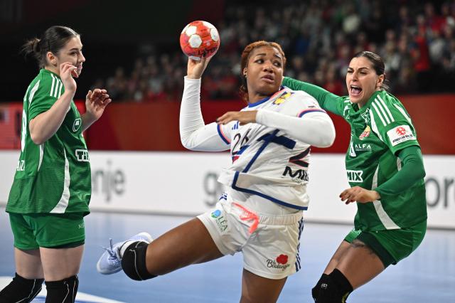 (L-R) Hungary's centre back #38 Petra Vamos, France's pivot #26 Pauletta Foppa and Hungary's right back #28 Nikoletta Papp vie for the ball during the European Women's EHF EURO 2024 Handball Championship third place match between France and Hungary in Vienna, Austria, on December 15, 2024. (Photo by Attila KISBENEDEK / AFP)