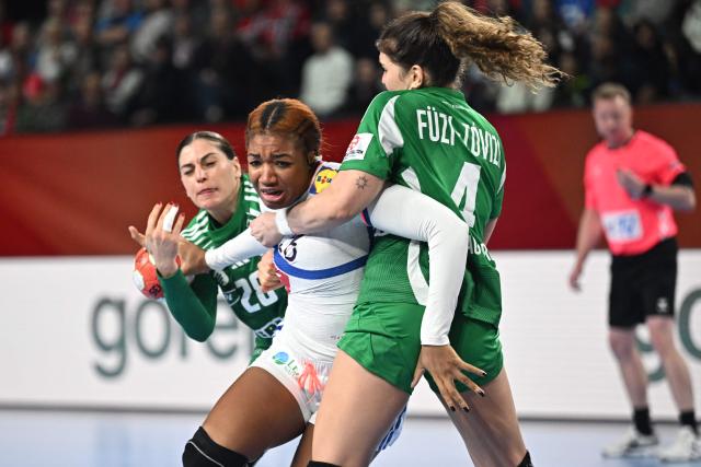 Hungary's right back #28 Nikoletta Papp, France's pivot #26 Pauletta Foppa and Hungary's pivot #04 Petra Tovizi vie for the ball during the European Women's EHF EURO 2024 Handball Championship third place match between France and Hungary in Vienna, Austria, on December 15, 2024. (Photo by Attila KISBENEDEK / AFP)