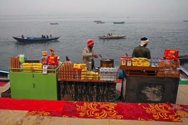 A vendor cooks noodles at a stall on the banks of river Ganges at Bhadaini Ghat in Varanasi on December 18, 2024. (Photo by Niharika KULKARNI / AFP)