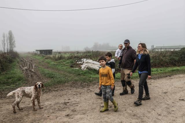 (FILES) Jerome Caze (2nd R), a 37-year-old farmer who runs a vegetable farm, chicken and pig farm, walks with his wife Sandra (R) and their three children, Nino, Elie and Lilas, on his farm in Meilhan-sur-Garonne south-western, on October 24, 2024. Jerome Caze, 37, married with three children, runs a market garden and chicken and pig farm in the Lot-et-Garonne region of France. Since October 2024, he has been telling AFP about his daily life as a “small farmer” in a farming world beset by recurring crises. (Photo by Thibaud MORITZ / AFP)