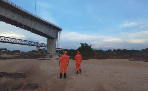 This handout photo released by Tocantins Fire Department shows firefighters during a rescue operation after the Juscelino Kubitschek de Oliveira bridge connecting Tocantins and Maranhao fell on December 22, 2024 over the Tocantins river at the city of Aguiarnopolis, Tocantins state, Brazil. (Photo by Cynthia LIUTKUS-PIERCE / AFP)