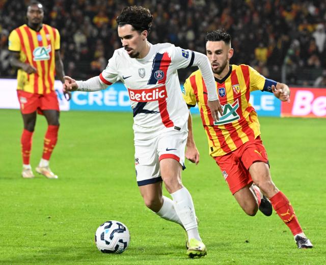 Paris Saint-Germain's Portuguese midfielder #17 Vitinha (L) fights for the ball with Lens' French midfielder #28 Adrien Thomasson during the French Cup round of 64 football match between Lens and  Paris Saint-Germain, at the Bollaert-Delelis Stadium in Lens, northern France, on December 22, 2024. (Photo by FRANCOIS NASCIMBENI / AFP)