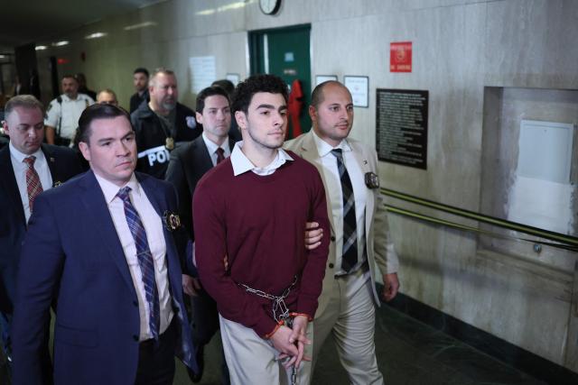 Luigi Nicholas Mangione (C) arrives at Manhattan Criminal Court in New York on December 23, 2024. Mangione, 26, is accused of shooting UnitedHealthcare chief executive Brian Thompson on a Manhattan street on December 4. (Photo by CHARLY TRIBALLEAU / AFP)