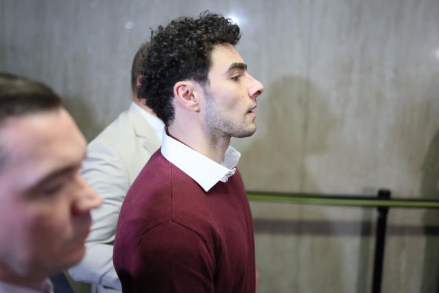 Luigi Nicholas Mangione (C) arrives at Manhattan Criminal Court in New York on December 23, 2024. Mangione, 26, is accused of shooting UnitedHealthcare chief executive Brian Thompson on a Manhattan street on December 4. (Photo by CHARLY TRIBALLEAU / AFP)