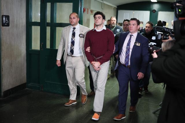 Luigi Nicholas Mangione (C) arrives at Manhattan Criminal Court in New York on December 23, 2024. Mangione, 26, is accused of shooting UnitedHealthcare chief executive Brian Thompson on a Manhattan street on December 4. (Photo by CHARLY TRIBALLEAU / AFP)