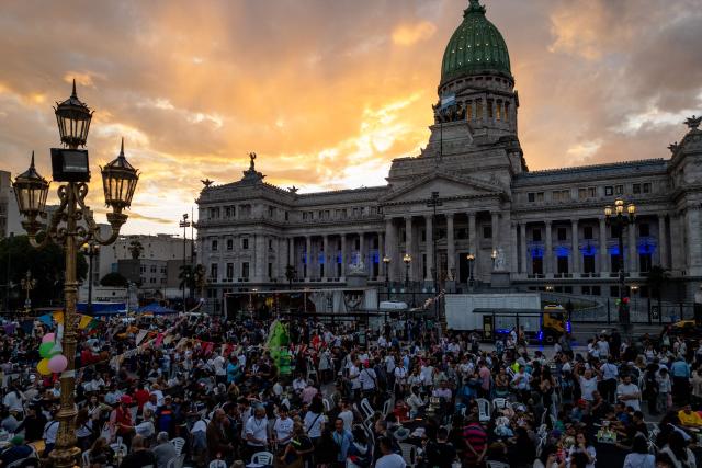 Aerial view showing volunteers and homeless people taking part in a Christmas solidarity dinner called 'No Families Without Christmas' in front of the National Congress in Buenos Aires on December 24, 2024. A Christmas solidarity dinner for the homeless gathered in Buenos Aires some three thousand people in front of the National Congress when poverty reaches more than half of the Argentine population after the first year of Javier Milei's ultra-liberal government. (Photo by TOMAS CUESTA / AFP)