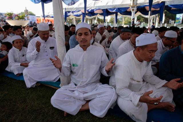 People offer prayers at the Baiturrahman Grand Mosque for those who lost their lives in the 2004 Indian Ocean tsunami in Banda Aceh on December 26, 2024, the 20th anniversary of the disaster. On December 26, 2004, a magnitude 9.1 earthquake struck the coast of Sumatra in Indonesia and triggered a huge tsunami across the Indian Ocean that killed more than 220,000 people in a dozen countries. (Photo by YASUYOSHI CHIBA / AFP)