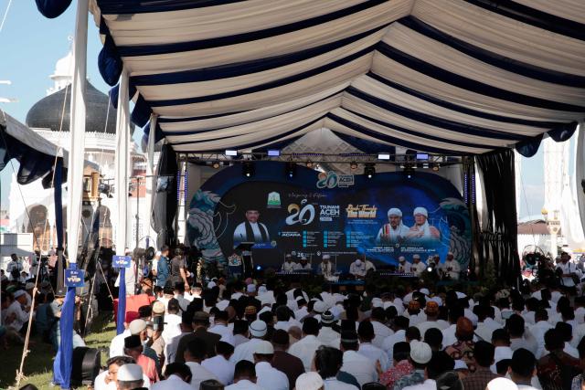 People gather for prayers at the Baiturrahman Grand Mosque for those who lost their lives in the 2004 Indian Ocean tsunami in Banda Aceh on December 26, 2024, the 20th anniversary of the disaster. On December 26, 2004, a magnitude 9.1 earthquake struck the coast of Sumatra in Indonesia and triggered a huge tsunami across the Indian Ocean that killed more than 220,000 people in a dozen countries. (Photo by YASUYOSHI CHIBA / AFP)