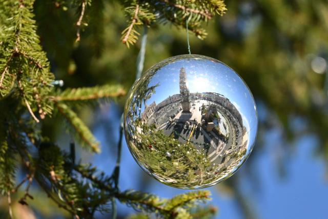 St. Peter's square reflects in a Christmas ball before the Angelus prayer on December 26, 2024 in The Vatican. (Photo by Alberto PIZZOLI / AFP)