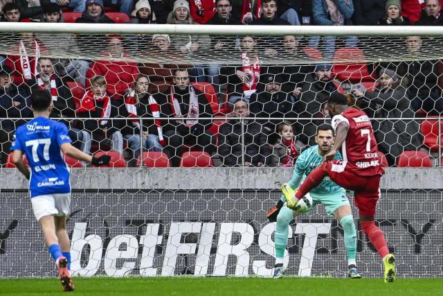 Antwerp's Dutch forward #07 Gyrano Kerk (R) kicks the ball and scores his team's opening goal during the Belgian "Pro League" First Division football match between Royal Antwerp FC and KRC Genk at the Bosuilstadion, in Antwerp on December 26, 2024. (Photo by Tom Goyvaerts / BELGA / AFP) / Belgium OUT