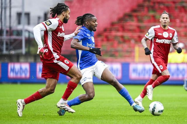 Genk's Congolese defender #18 Joris Kayembe (C) fights for the ball with Antwerp's Dutch midfielder #04 Jairo Riedewald (L) during the Belgian "Pro League" First Division football match between Royal Antwerp FC and KRC Genk at the Bosuilstadion, in Antwerp on December 26, 2024. (Photo by Tom Goyvaerts / BELGA / AFP) / Belgium OUT