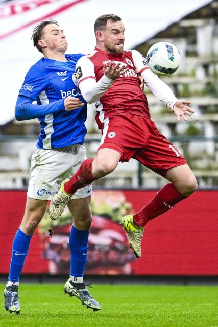 Antwerp's Dutch forward #18 Vincent Janssen (R) fights for the ball with Genk's Belgian defender #06 Matte Smets during the Belgian "Pro League" First Division football match between Royal Antwerp FC and KRC Genk at the Bosuilstadion, in Antwerp on December 26, 2024. (Photo by Tom Goyvaerts / BELGA / AFP) / Belgium OUT