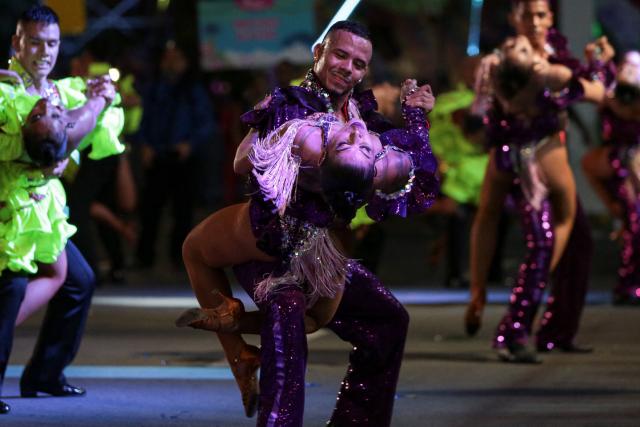 Members of a salsa school perform during a parade in the framework of the Fair of Cali at the Salsodromo in Cali, Colombia, on December 25, 2024. (Photo by Lusef ROJAS / AFP)