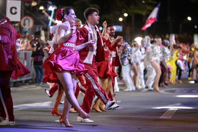 Members of a salsa school perform during a parade in the framework of the Fair of Cali at the Salsodromo in Cali, Colombia, on December 25, 2024. (Photo by Lusef ROJAS / AFP)