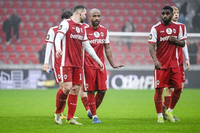 Antwerp's Dutch forward #18 Vincent Janssen (L) and Antwerp's Belgian defender #06 Denis Odoi (C) react at the end of the Belgian "Pro League" First Division football match between Royal Antwerp FC and KRC Genk at the Bosuilstadion, in Antwerp on December 26, 2024. (Photo by Tom Goyvaerts / BELGA / AFP) / Belgium OUT