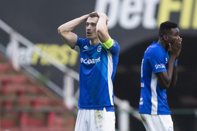 Genk's Belgian midfielder #08 Bryan Heynen (L) reacts during the Belgian "Pro League" First Division football match between Royal Antwerp FC and KRC Genk at the Bosuilstadion, in Antwerp on December 26, 2024. (Photo by KRISTOF VAN ACCOM / BELGA / AFP) / Belgium OUT