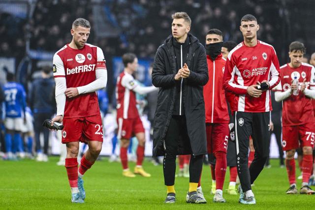 Antwerp's Belgian defender #23 Toby Alderweireld (L) and Antwerp's French goalkeeper #01 Jean Butez (C) react at the end of the Belgian "Pro League" First Division football match between Royal Antwerp FC and KRC Genk at the Bosuilstadion, in Antwerp on December 26, 2024. (Photo by Tom Goyvaerts / BELGA / AFP) / Belgium OUT