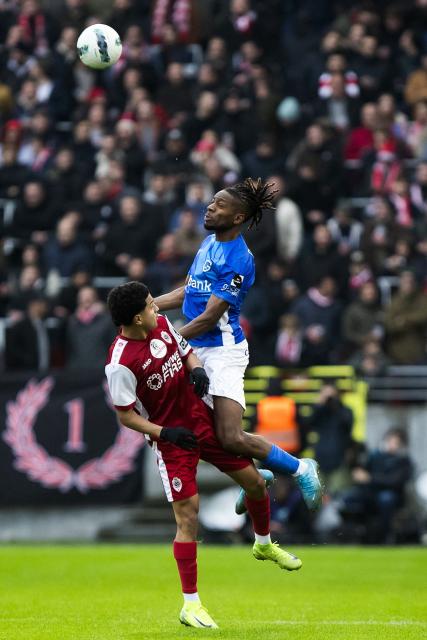 Antwerp's Ecuadorian forward #55 Anthony Valencia (L) fights for the ball with Genk's Congolese defender #18 Joris Kayembe (R) during the Belgian "Pro League" First Division football match between Royal Antwerp FC and KRC Genk at the Bosuilstadion, in Antwerp on December 26, 2024. (Photo by KRISTOF VAN ACCOM / BELGA / AFP) / Belgium OUT