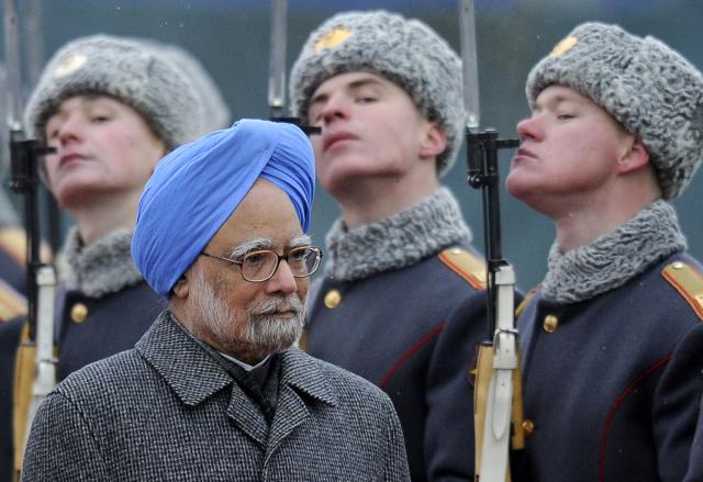 (FILES) Indian Prime Minister Manmohan Singh reviews the honour guards shortly after his arrival at Vnukovo II airport outside Moscow on December 6, 2009. Indian Prime Minister Manmohan Singh flew to Russia on a visit to strengthen ties between the two long-time allies and finalise a deal to expand cooperation on nuclear energy. AFP PHOTO / NATALIA KOLESNIKOVA. India's former Prime Minister Manmohan Singh dies aged 92 announced a media report announced on december 26, 2024. (Photo by Natalia KOLESNIKOVA / AFP)