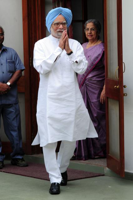 (FILES) Former Indian Prime Minister Manmohan Singh (L) arrives with his wife Gursharan Kaur for the launch of an online and application based membership drive of the Congress Party in New Delhi on March 30, 2015.   An Indian court has summoned former prime minister Manmohan Singh to appear on April 8, 2015, as one of the accused in an investigation into illegal government coal mine allocations, dealing a fresh blow to the ailing Congress party. India's former prime minister Manmohan Singh died December 26, 2024 aged 92 after he was admitted to hospital for an illness, the country's leader Narendra Modi said. (Photo by Money SHARMA / AFP)