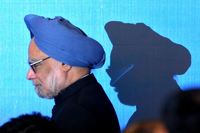 (FILES) India's Prime Minister Manmohan Singh walks on stage for a photo opportunity as part of the 5th East Asia Summit in Hanoi on October 30, 2010. India's former prime minister Manmohan Singh died December 26, 2024 aged 92 after he was admitted to hospital for an illness, the country's leader Narendra Modi said. (Photo by Christophe ARCHAMBAULT / POOL / AFP)