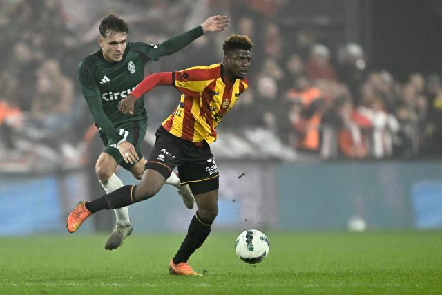 Standard's German forward #11 Dennis Eckert Ayensa (L) fights for the ball with Mechelen's Ivorian midfielder #32 Aziz Ouattara during a Belgian Pro League football match between KV Mechelen and Standard de Liege, at the AFAS stadium in Mechelen on December 26, 2024. (Photo by Johan Eyckens / Belga / AFP) / Belgium OUT