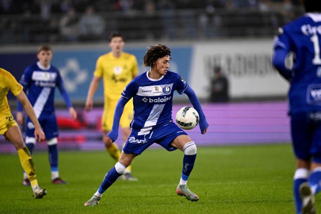 Gent's Swiss forward Franck Surdez controls the ball during the Belgian "Pro League" First Division football match between KAA Gent and Royale Union SG at the Artevelde Stadium in Gent on December 26, 2024. (Photo by JOHN THYS / BELGA / AFP) / Belgium OUT