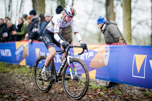 Dutch Fem Van Empel competes in the Women's elite race of the World Cup cyclocross cycling event, stage 7 (out of 12) of the UCI World Cup competition, in Gavere on December 26, 2024. (Photo by JASPER JACOBS / Belga / AFP) / Belgium OUT