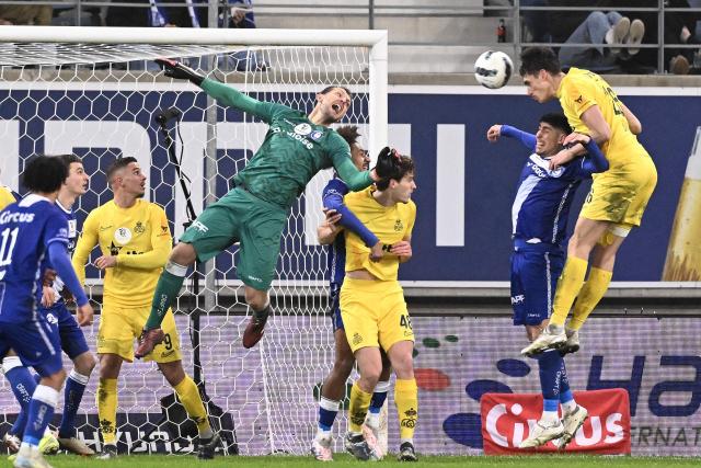 Union's British defender #26 Ross Sykes (R) heads the ball to score his team's second goal during a Belgian Pro League football match between KAA Gent and Royale Union SG at the Planet Group Arena in Ghent on December 26, 2024. (Photo by JOHN THYS / Belga / AFP) / Belgium OUT