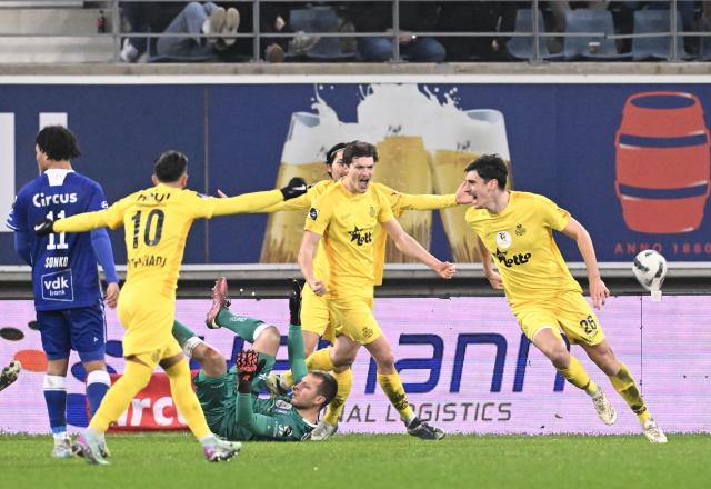 Union's British defender #26 Ross Sykes (C) celebrates scoring his team's second goal during a Belgian Pro League football match between KAA Gent and Royale Union SG at the Planet Group Arena in Ghent on December 26, 2024. (Photo by JOHN THYS / Belga / AFP) / Belgium OUT