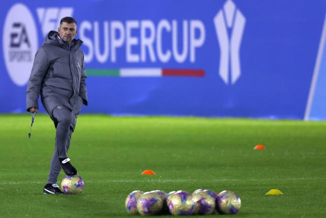 AC Milan's Portuguese coach Sergio Conceicao leads a training session in Riyadh on January 2, 2025, on the eve of their Italian Super Cup semi-final football match against Juventus. (Photo by Fayez NURELDINE / AFP)