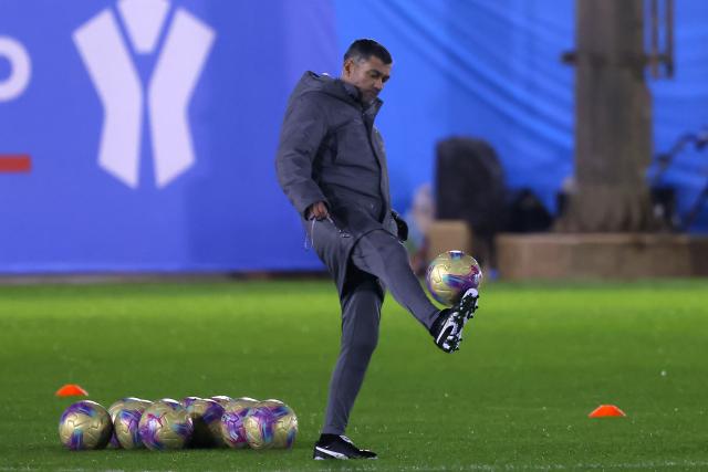 AC Milan's Portuguese coach Sergio Conceicao leads a training session in Riyadh on January 2, 2025, on the eve of their Italian Super Cup semi-final football match against Juventus. (Photo by Fayez NURELDINE / AFP)