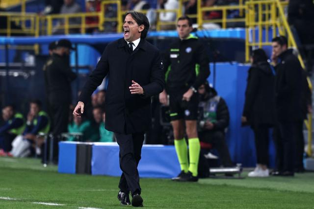 Inter Milan's Italian coach Simone Inzaghi shouts instructions to his players during the Italian Super Cup semi-final football match Between Inter Milan and Atalanta at the Al -Awwal Park in Riyadh on January 2, 2025. (Photo by FADEL SENNA / AFP)