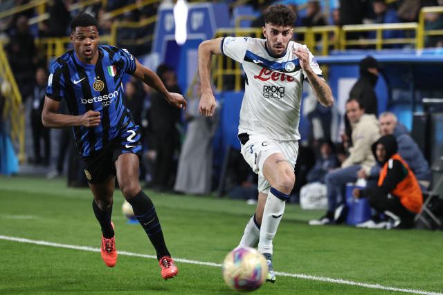 Inter Milan's Dutch defender #02 Denzel Dumfries marks Atalanta's Italian defender #22 Matteo Ruggeri during the Italian Super Cup semi-final football match between Inter Milan and Atalanta at the Al-Awwal Park in Riyadh on January 2, 2025. (Photo by FADEL SENNA / AFP)