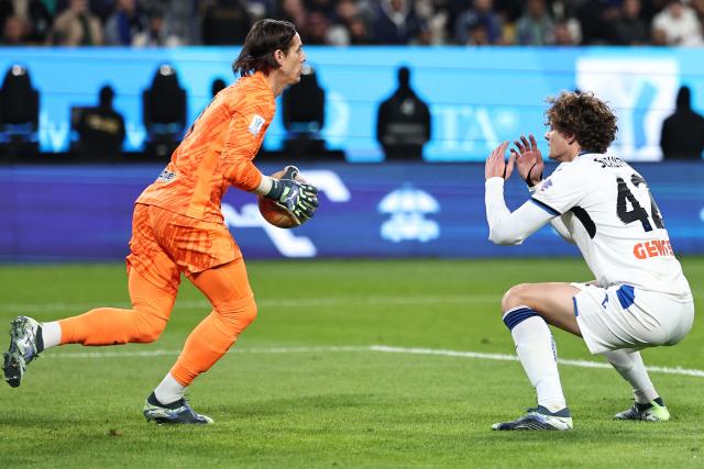 Inter Milan's Swiss goalkeeper #01 Yann Sommer holds onto the ball as Atalanta's Italian defender #42 Giorgio Scalvini reacts to a missed chance during the Italian Super Cup semi-final football match between Inter Milan and Atalanta at the Al-Awwal Park in Riyadh on January 2, 2025. (Photo by FADEL SENNA / AFP)