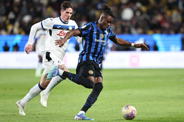 Inter Milan's German defender #31 Yann Bisseck is marked by Atalanta's Italian midfielder #10 Nicolo Zaniolo during the Italian Super Cup semi-final football match between Inter Milan and Atalanta at the Al-Awwal Park in Riyadh on January 2, 2025. (Photo by FADEL SENNA / AFP)