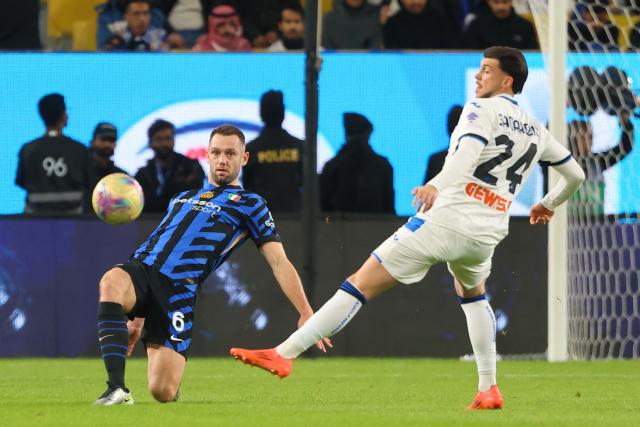 Inter Milan's Dutch defender #06 Stefan de Vrij fights for the ball with Atalanta's Serbian midflieder #24 Lazar Samardzic during the Italian Super Cup semi-final football match between Inter Milan and Atalanta at the Al-Awwal Park in Riyadh on January 2, 2025. (Photo by Fayez NURELDINE / AFP)