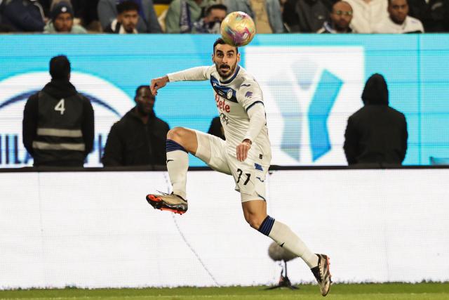 Atalanta's Italian defender #77 Davide Zappacosta controls the ball during the Italian Super Cup semi-final football match between Inter Milan and Atalanta at the Al-Awwal Park in Riyadh on January 2, 2025. (Photo by FADEL SENNA / AFP)