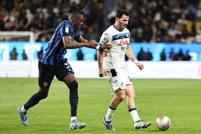 Atalanta's Bosnian defender #23 Sead Kolasinac is marked by Inter Milan's German defender #31 Yann Bisseck during the Italian Super Cup semi-final football match between Inter Milan and Atalanta at the Al-Awwal Park in Riyadh on January 2, 2025. (Photo by FADEL SENNA / AFP)