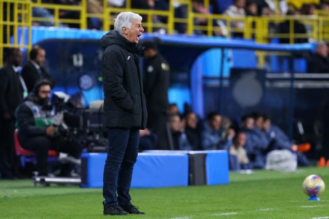 Atalanta's Italian coach Gian Piero Gasperini shouts instructions to his players during the Italian Super Cup semi-final football match between Inter Milan and Atalanta at the Al-Awwal Park in Riyadh on January 2, 2025. (Photo by Fayez NURELDINE / AFP)