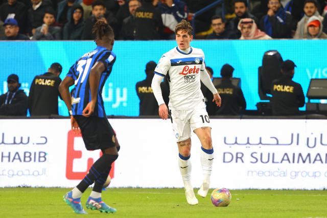 Atalanta's Italian midfielder #10 Nicolo Zaniolo is marked by Inter Milan's German defender #31 Yann Bisseck during the Italian Super Cup semi-final football match between Inter Milan and Atalanta at the Al-Awwal Park in Riyadh on January 2, 2025. (Photo by Fayez NURELDINE / AFP)