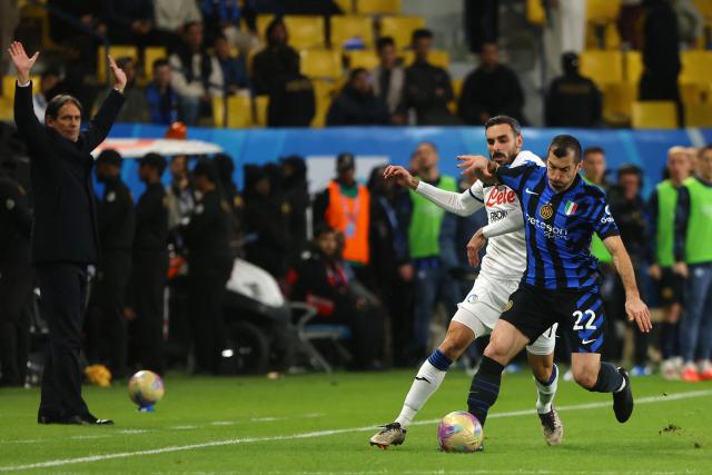 Inter Milan's Italian coach Simone Inzaghi reacts as Inter Milan's Armenian midfielder #22 Henrikh Mkhitaryan fights for the ball with Atalanta's Italian defender #77 Davide Zappacosta during the Italian Super Cup semi-final football match between Inter Milan and Atalanta at the Al-Awwal Park in Riyadh on January 2, 2025. (Photo by Fayez NURELDINE / AFP)