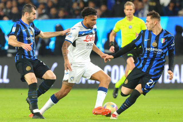 Atalanta's Brazilian midfielder #13 Ederson is marked by Inter Milan's Armenian midfielder #22 Henrikh Mkhitaryan and Inter Milan's Albanian midfielder #21 Kristjan Asllani during the Italian Super Cup semi-final football match between Inter Milan and Atalanta at the Al-Awwal Park in Riyadh on January 2, 2025. (Photo by Fayez NURELDINE / AFP)