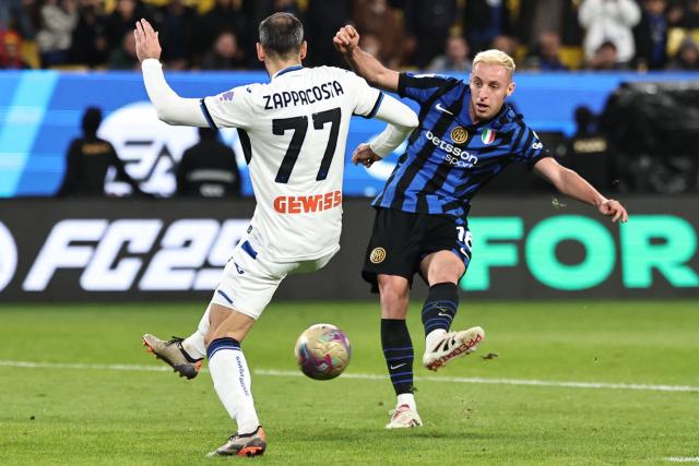 Atalanta's Italian defender #77 Davide Zappacosta blocks a shot by Inter Milan's Italian midfielder #16 Davide Frattesi during the Italian Super Cup semi-final football match between Inter Milan and Atalanta at the Al-Awwal Park in Riyadh on January 2, 2025. (Photo by FADEL SENNA / AFP)