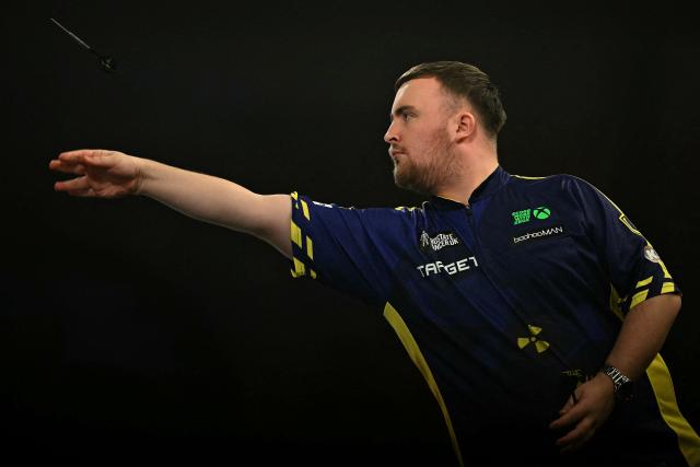 England's Luke Littler plays against England's Stephen Bunting during their PDC World Darts Championship semi-final at Alexandra Palace in London on January 2, 2025. (Photo by Ben STANSALL / AFP)