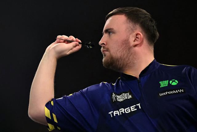 England's Luke Littler plays against England's Stephen Bunting during their PDC World Darts Championship semi-final at Alexandra Palace in London on January 2, 2025. (Photo by Ben STANSALL / AFP)